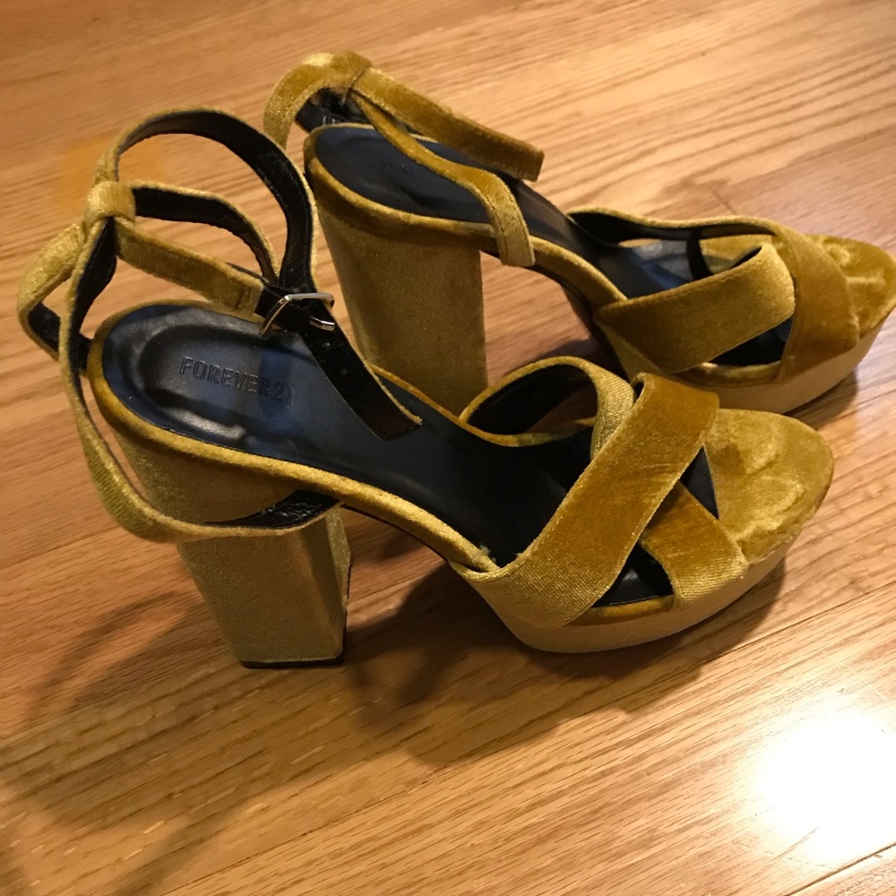 🎷Mustard Yellow Velvet Heels🎷